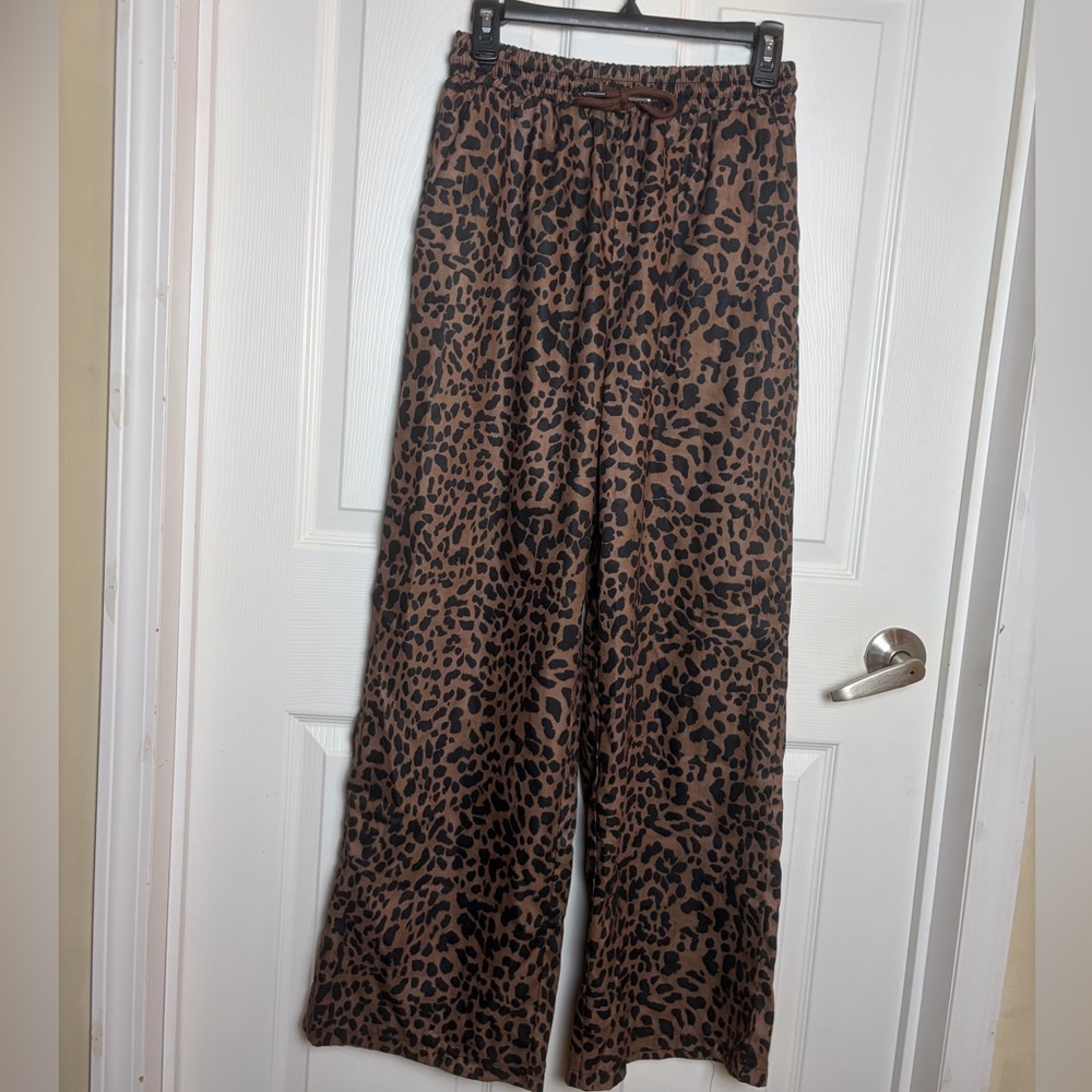 Women's Cheetah Print Pants Size Large! 🤎🖤